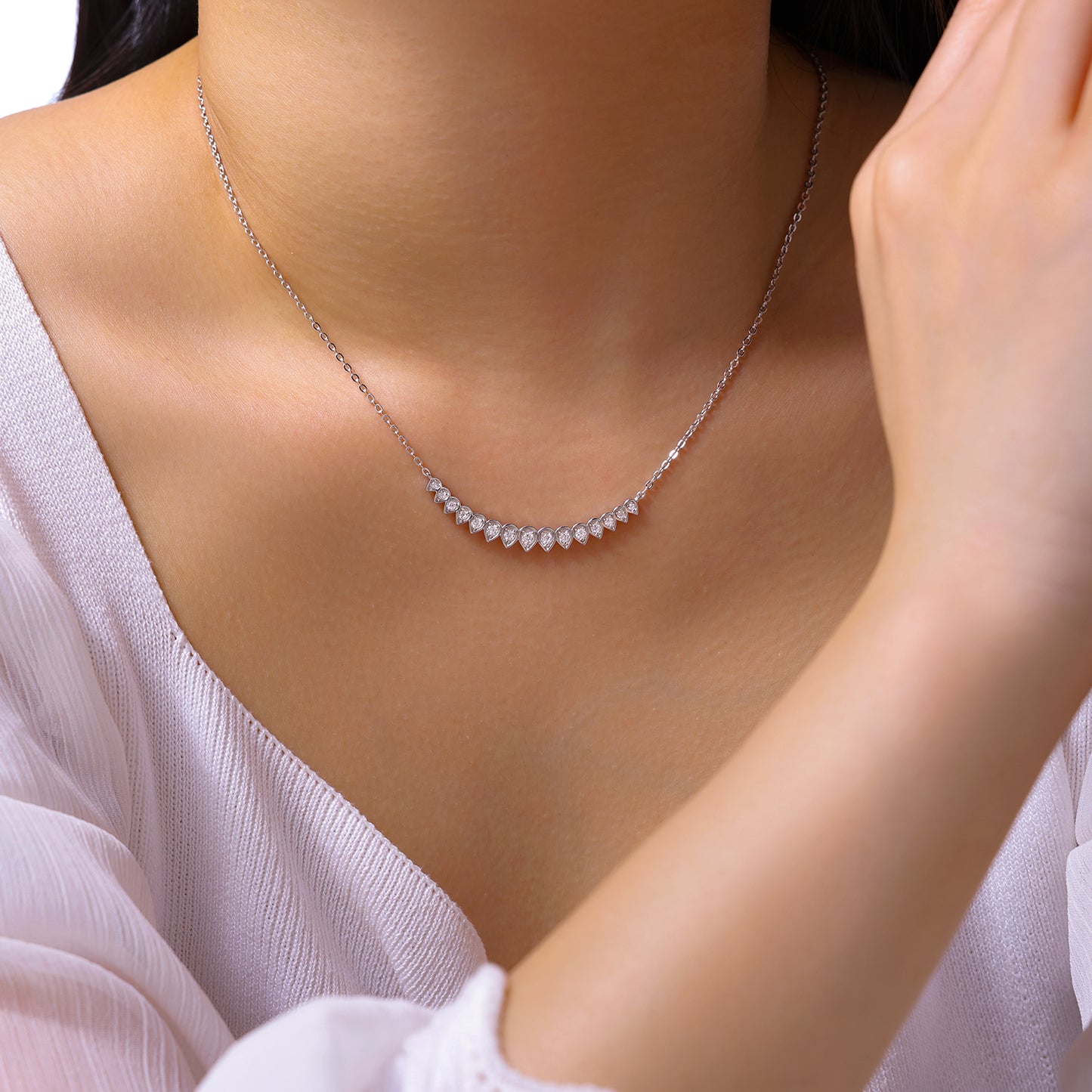 A Luxurious And Fashionable Minimalist Jewelry Pendant Necklace Featuring Top-quality Moissanite, Made Of S925 Silver Electroplated With Platinum.