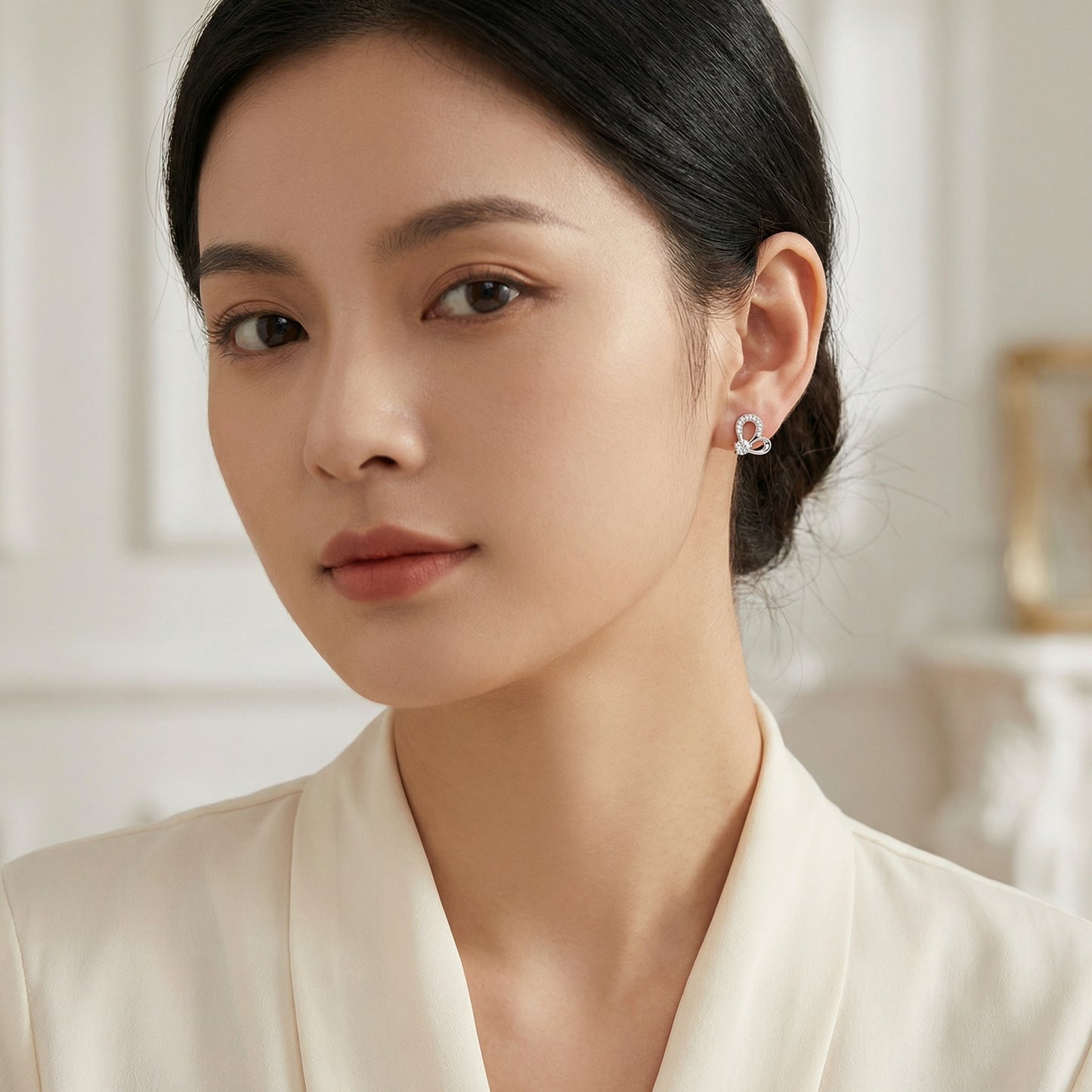 925 Sterling Silver Elegant Sterling Silver Sparkling Heart Stud Earrings with Round-Cut Stones