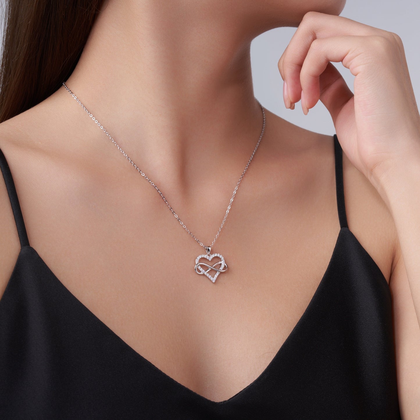 A Luxurious And Fashionable Minimalist Jewelry Pendant Necklace Featuring Top-quality Moissanite, Made Of S925 Silver Electroplated With Platinum.