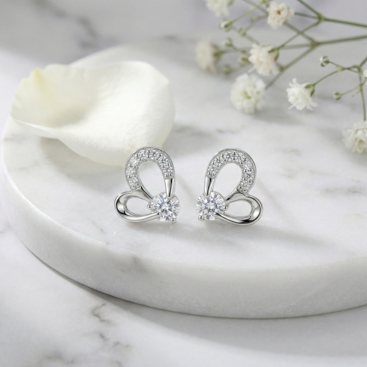 925 Sterling Silver Elegant Sterling Silver Sparkling Heart Stud Earrings with Round-Cut Stones