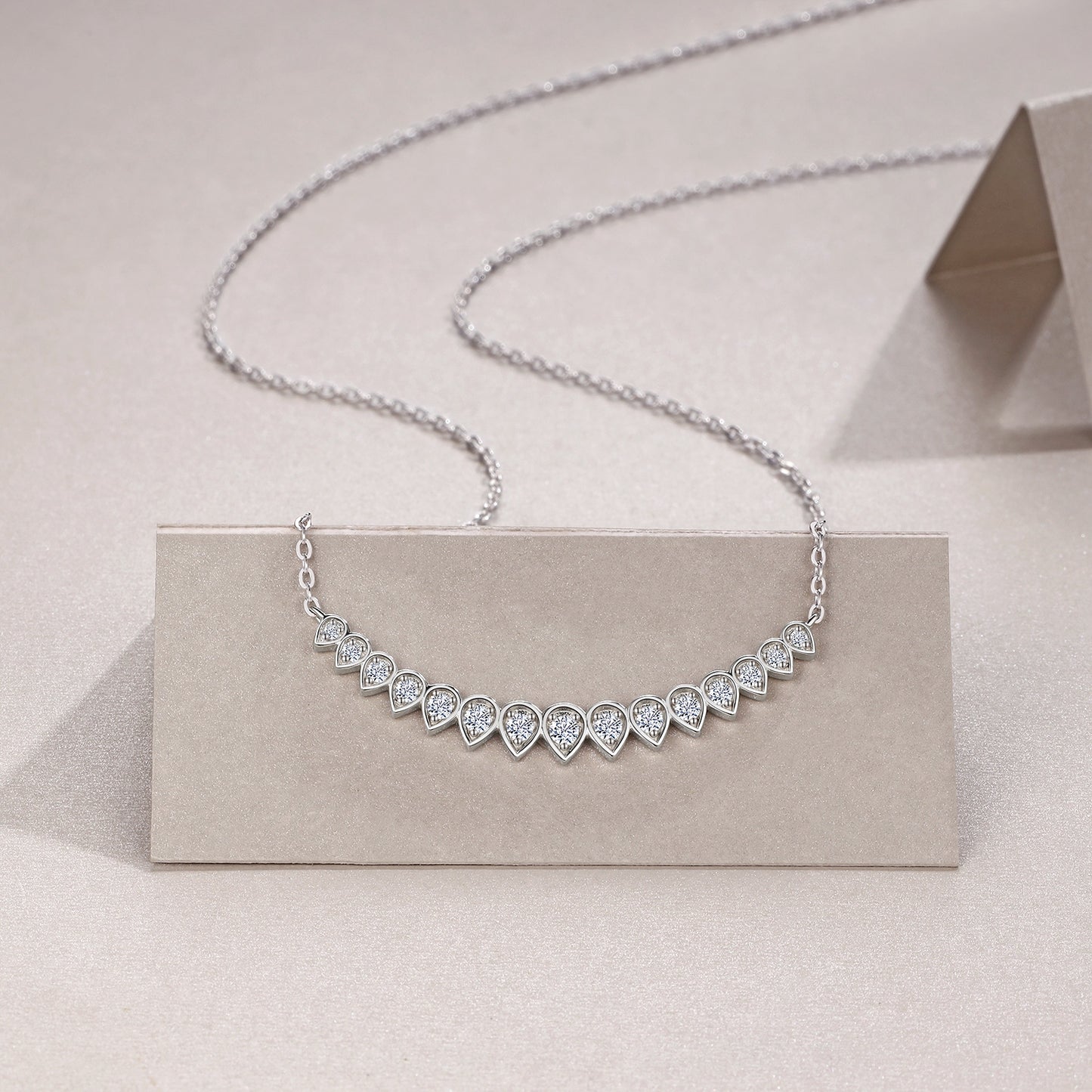 A Luxurious And Fashionable Minimalist Jewelry Pendant Necklace Featuring Top-quality Moissanite, Made Of S925 Silver Electroplated With Platinum.